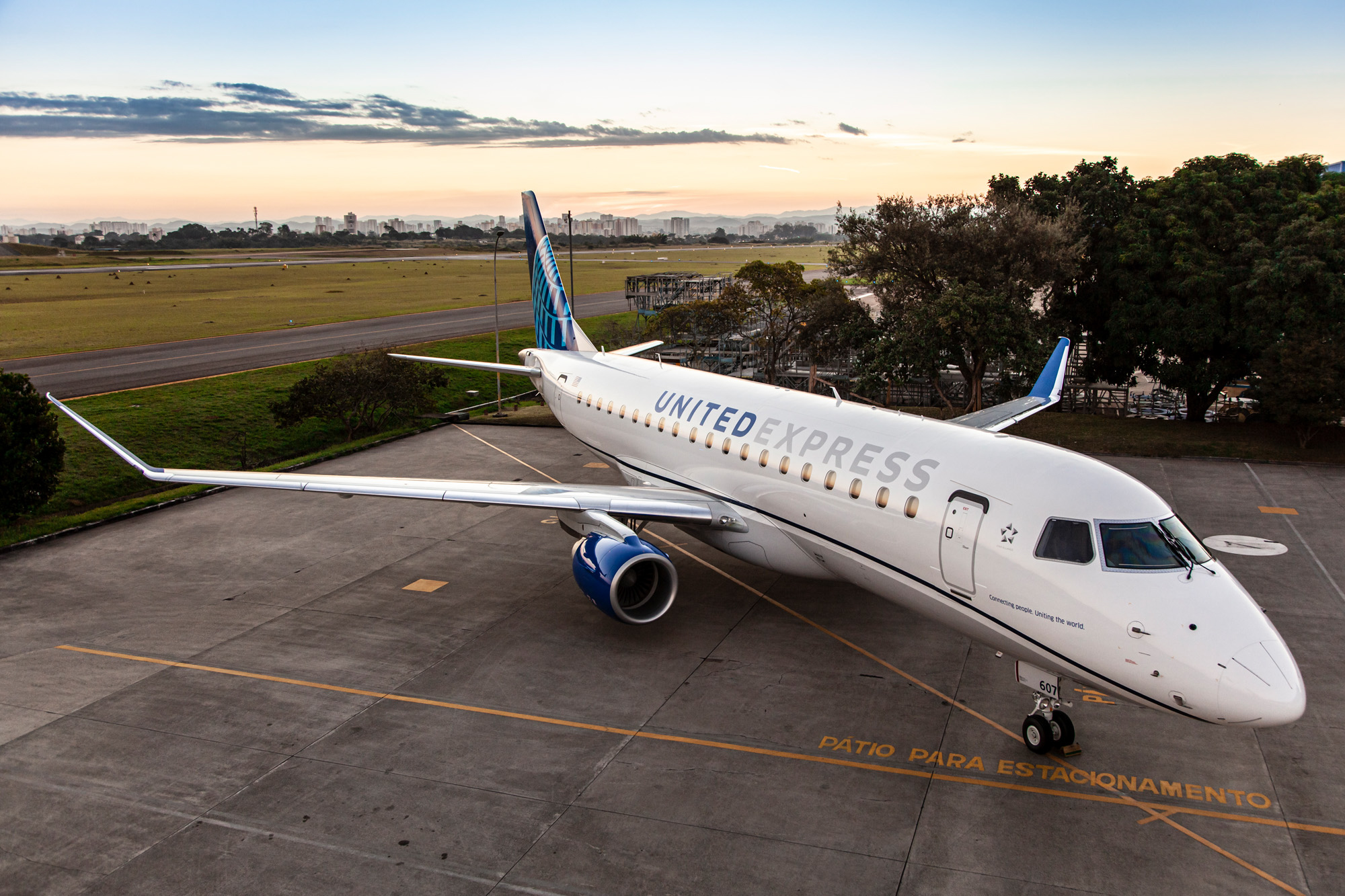 united express airlines flight into crescent city airport